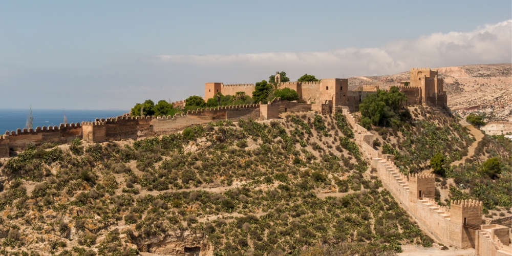 De muren van de Alcazaba van Almería