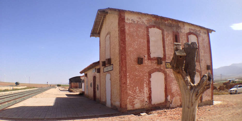 Verlaten station van La Calahorra in Almería