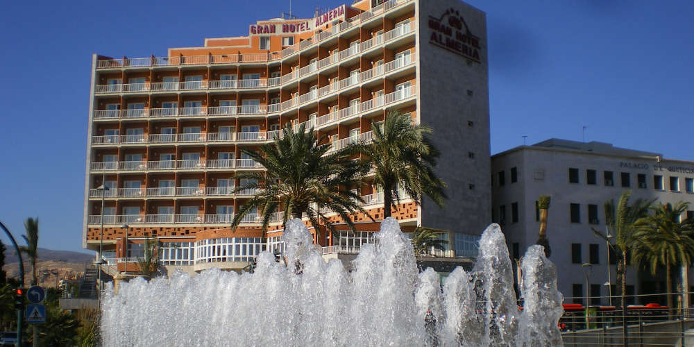 Fonteinen voor het Gran hotel Almería
