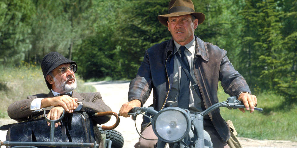 Indiana Jones en zijn vader rijden in een motor met zijspan