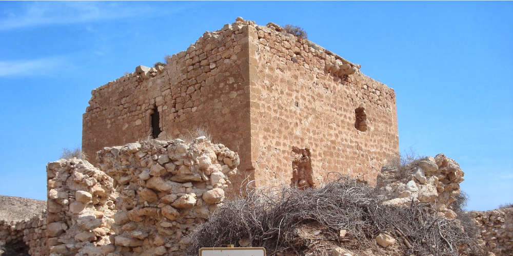 Vervallen Toren van de Aluinen in Almería